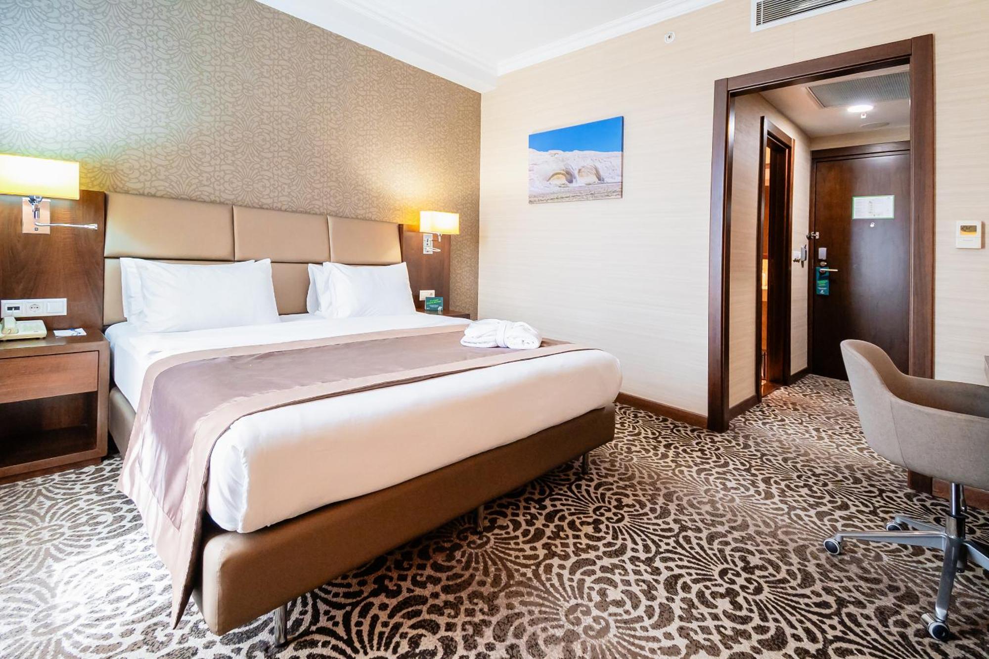 Holiday Inn Aktau, an IHG Hotel Aktau  Bagian luar foto