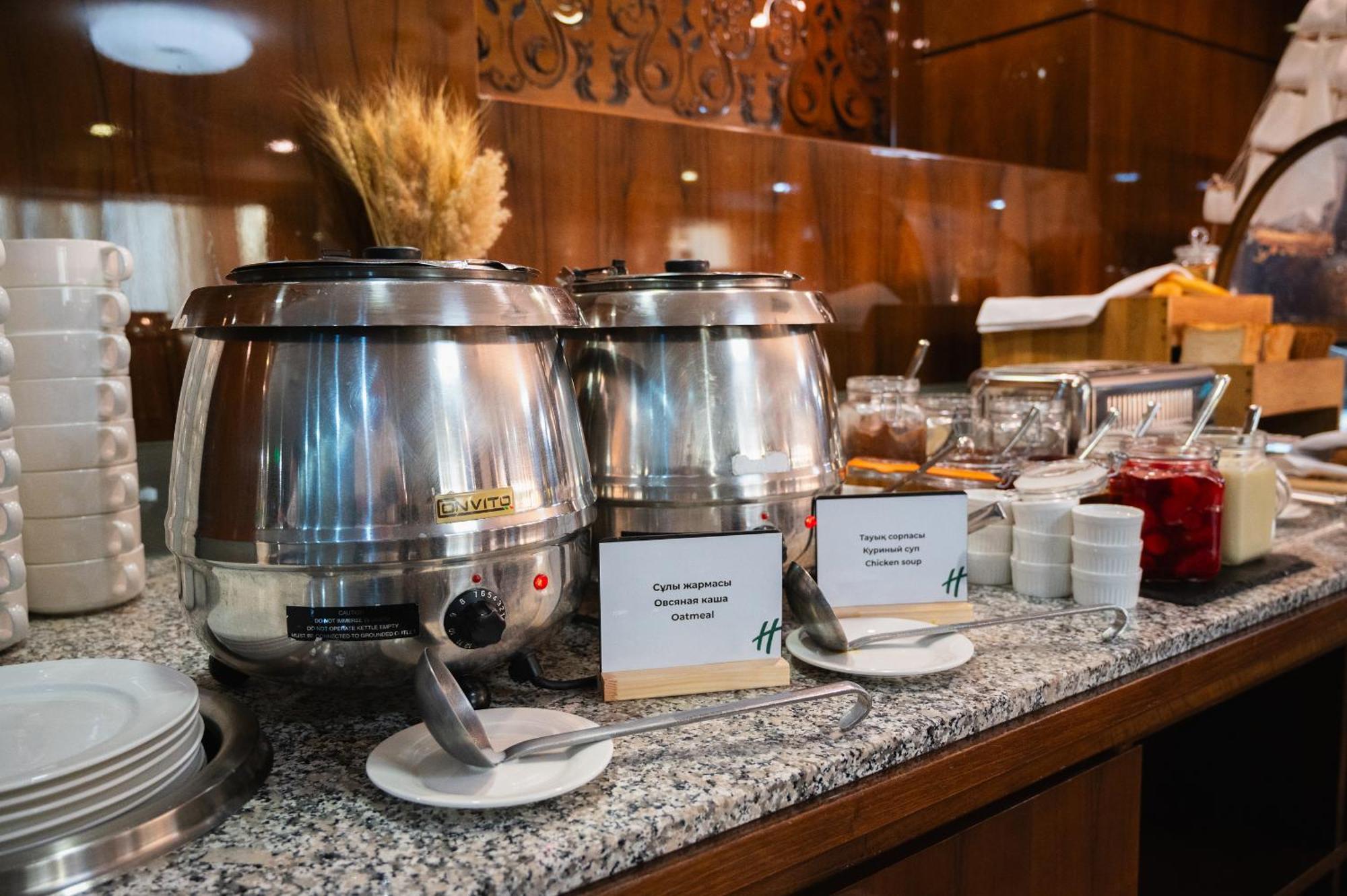 Holiday Inn Aktau, an IHG Hotel Aktau  Bagian luar foto