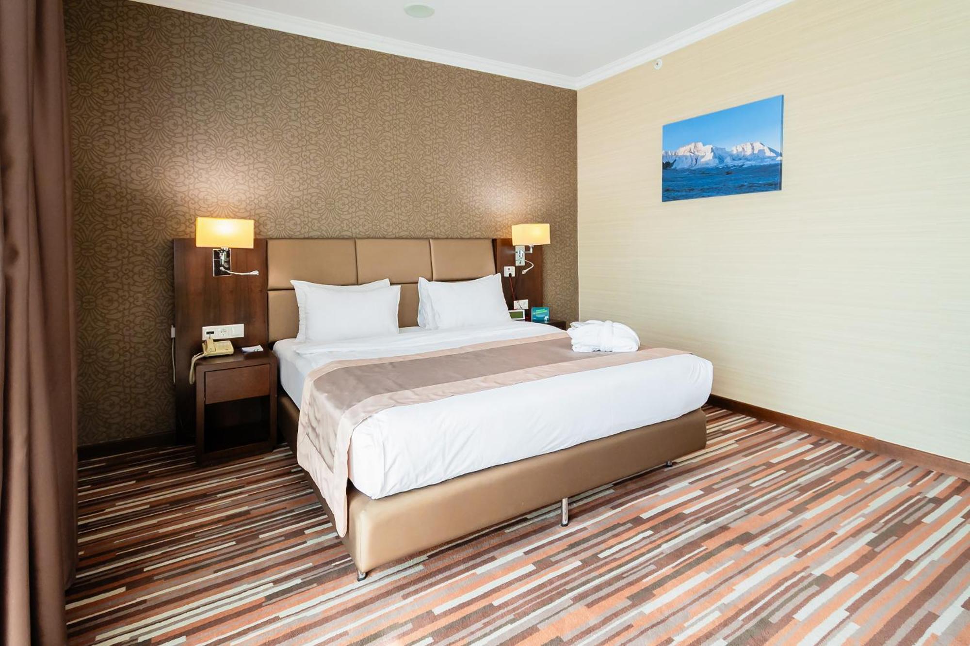 Holiday Inn Aktau, an IHG Hotel Aktau  Bagian luar foto