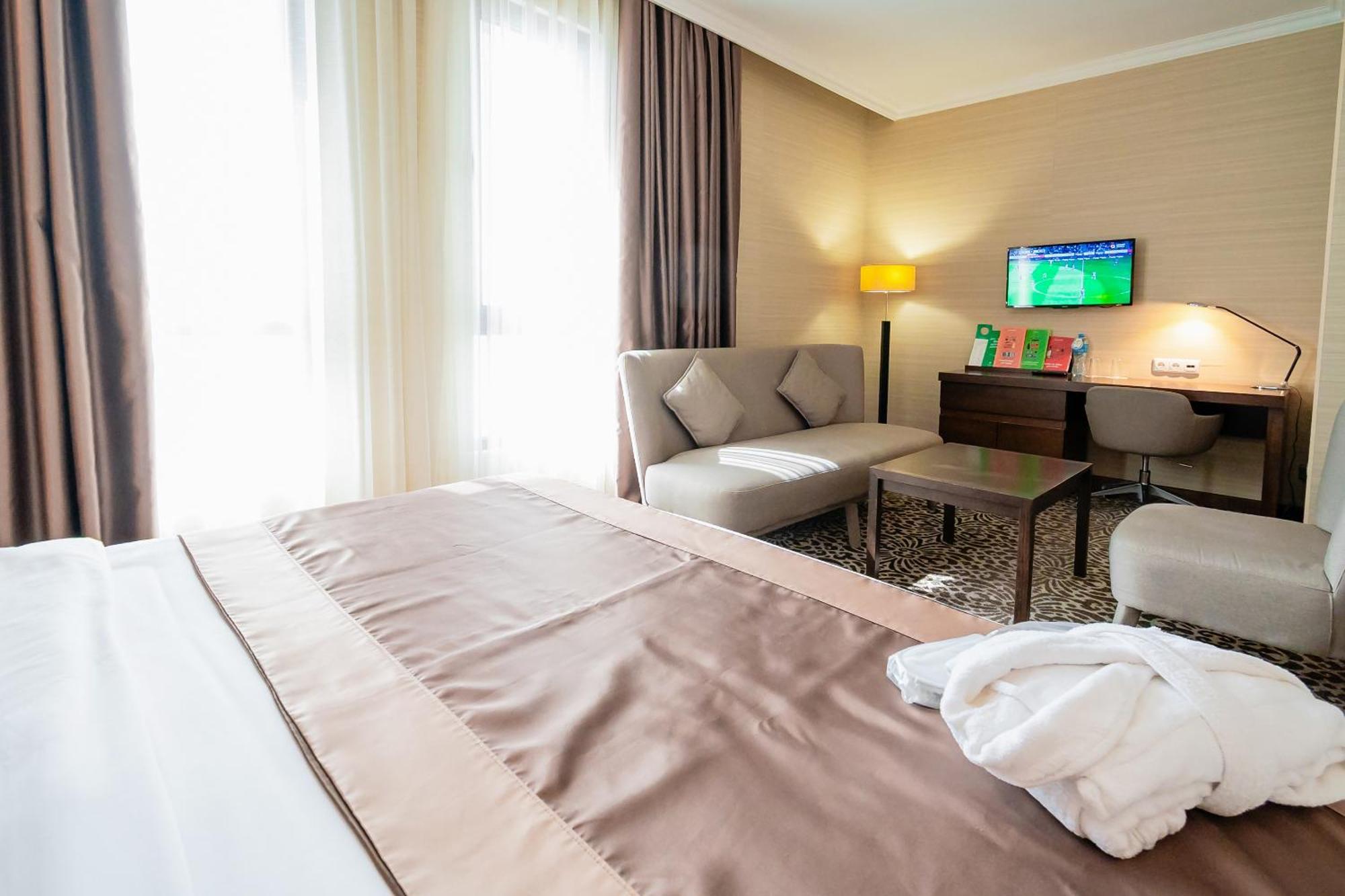 Holiday Inn Aktau, an IHG Hotel Aktau  Bagian luar foto