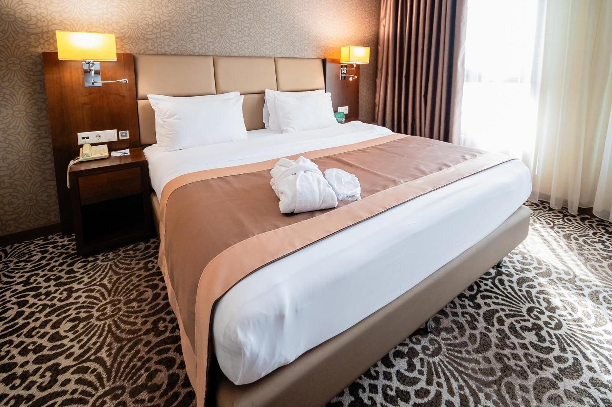 Holiday Inn Aktau, an IHG Hotel Aktau  Bagian luar foto
