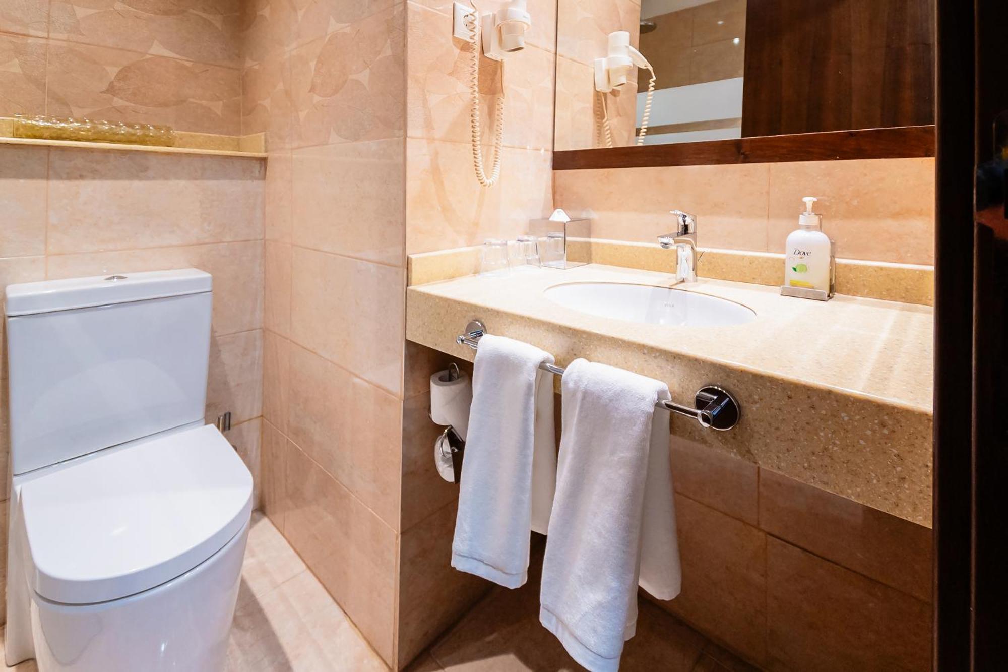 Holiday Inn Aktau, an IHG Hotel Aktau  Bagian luar foto