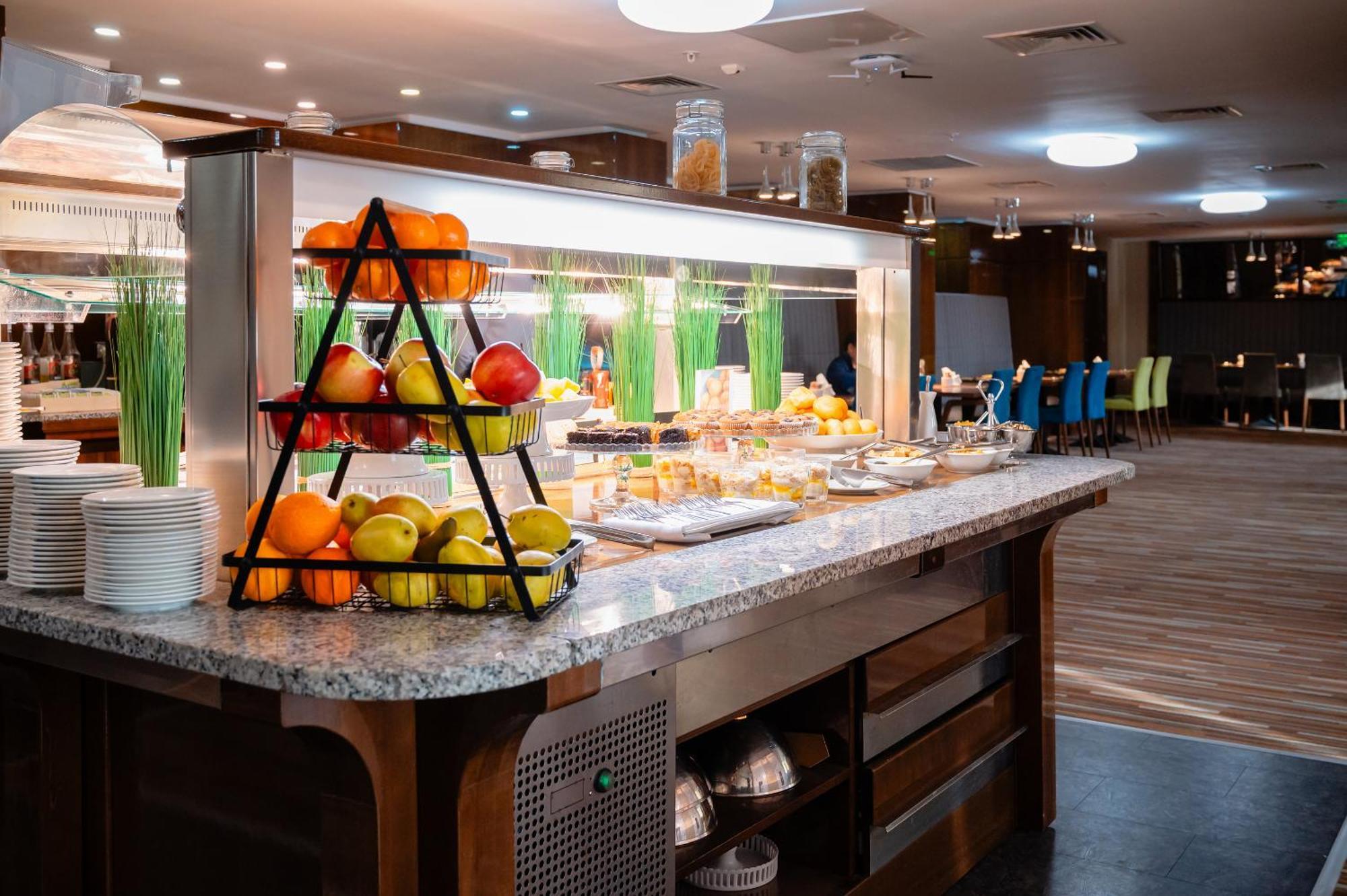 Holiday Inn Aktau, an IHG Hotel Aktau  Bagian luar foto