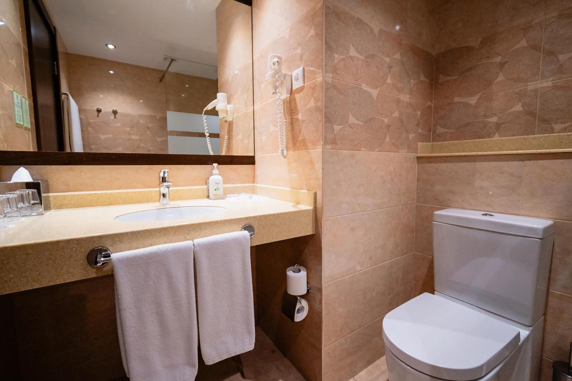 Holiday Inn Aktau, an IHG Hotel Aktau  Bagian luar foto