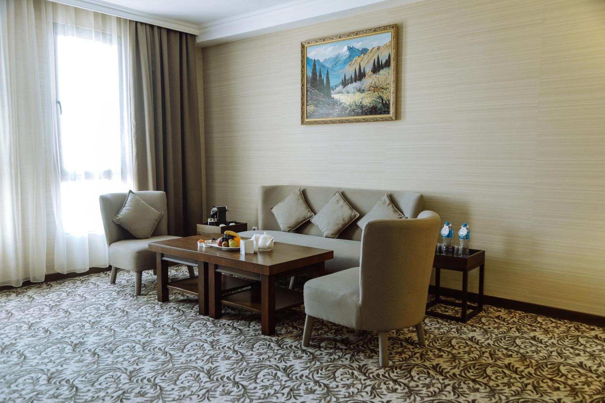 Holiday Inn Aktau, an IHG Hotel Aktau  Bagian luar foto