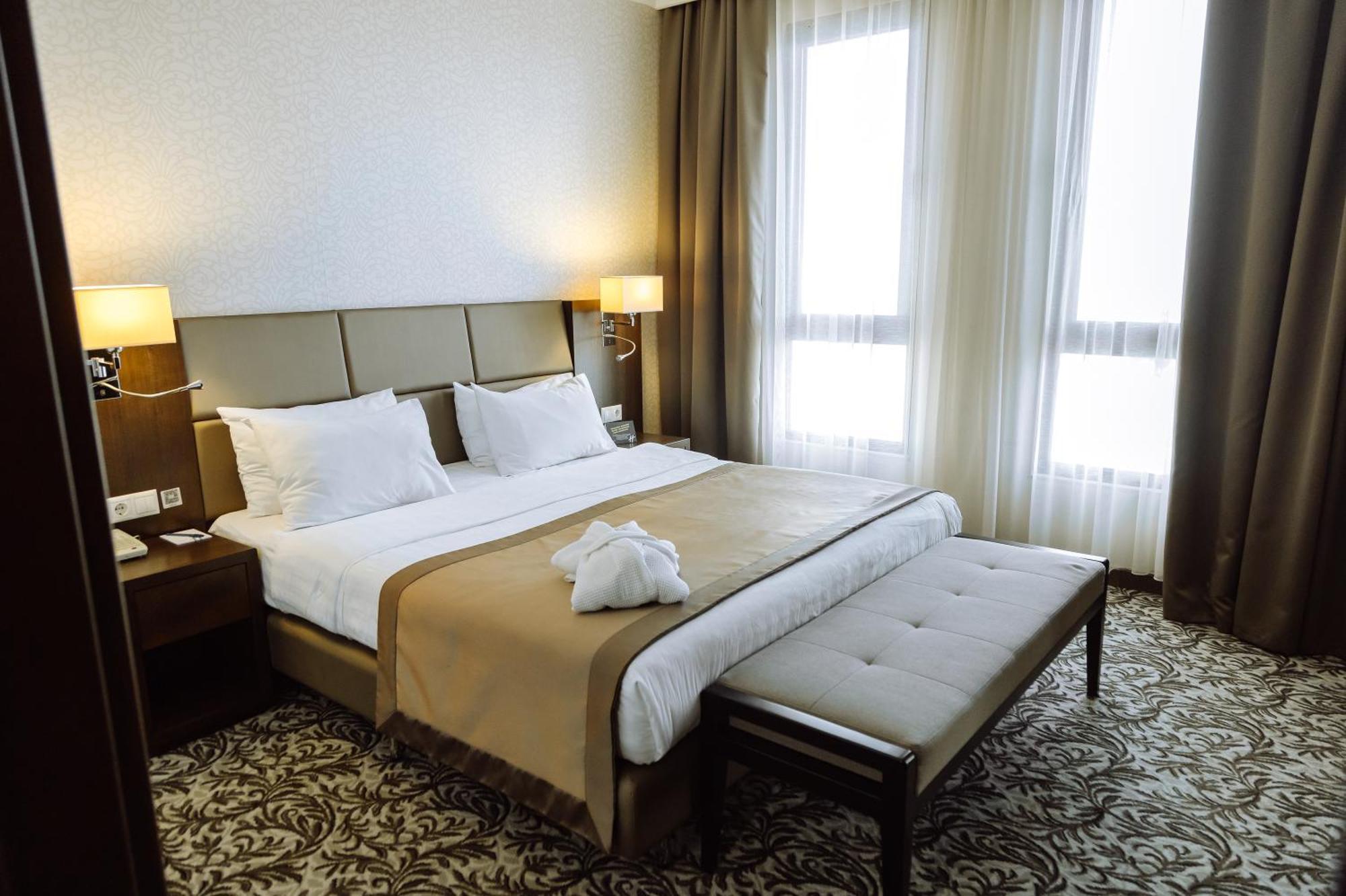 Holiday Inn Aktau, an IHG Hotel Aktau  Bagian luar foto