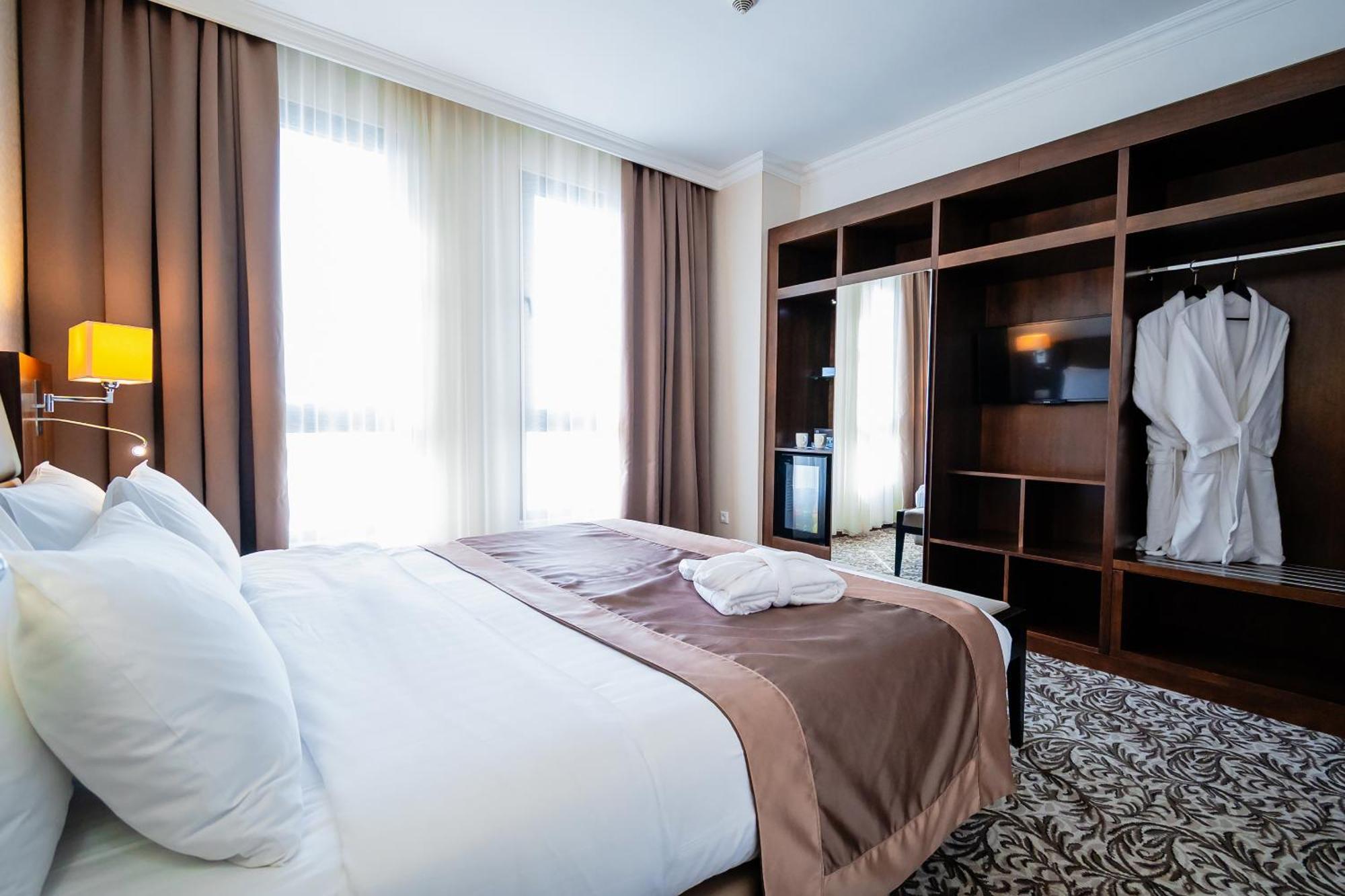 Holiday Inn Aktau, an IHG Hotel Aktau  Bagian luar foto