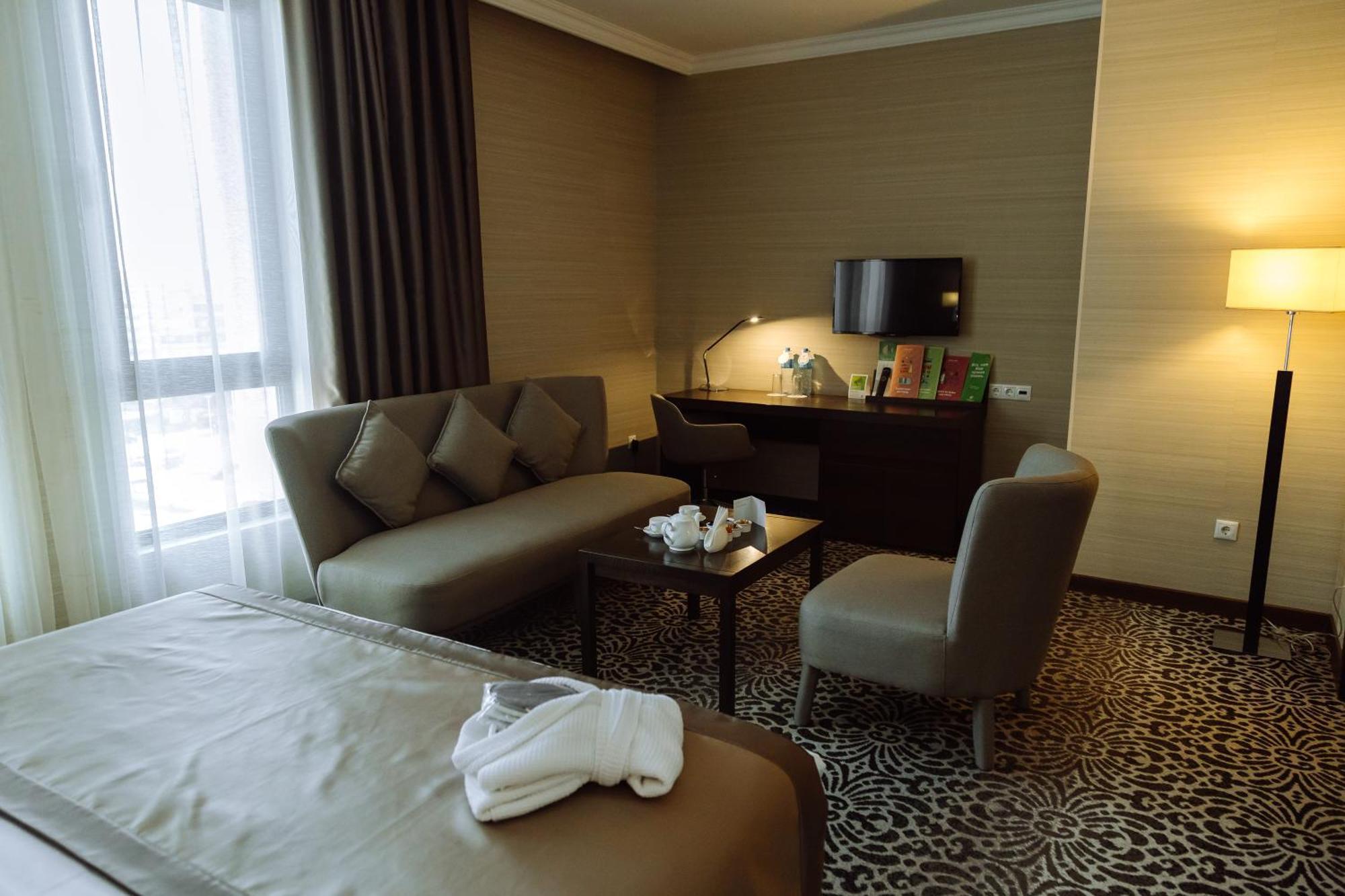 Holiday Inn Aktau, an IHG Hotel Aktau  Bagian luar foto