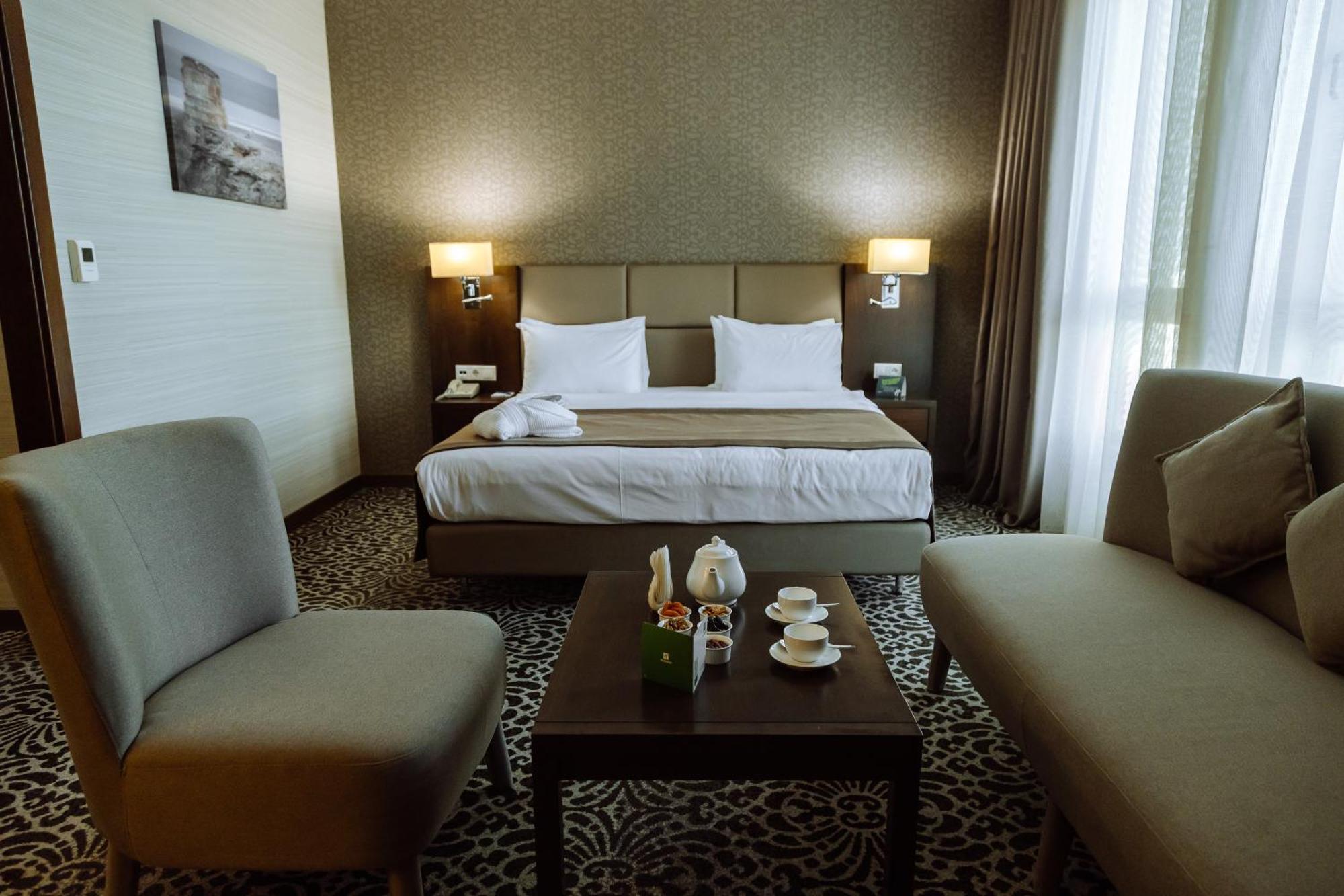 Holiday Inn Aktau, an IHG Hotel Aktau  Bagian luar foto