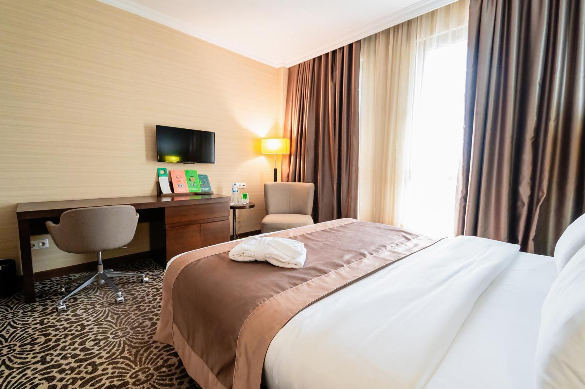 Holiday Inn Aktau, an IHG Hotel Aktau  Bagian luar foto