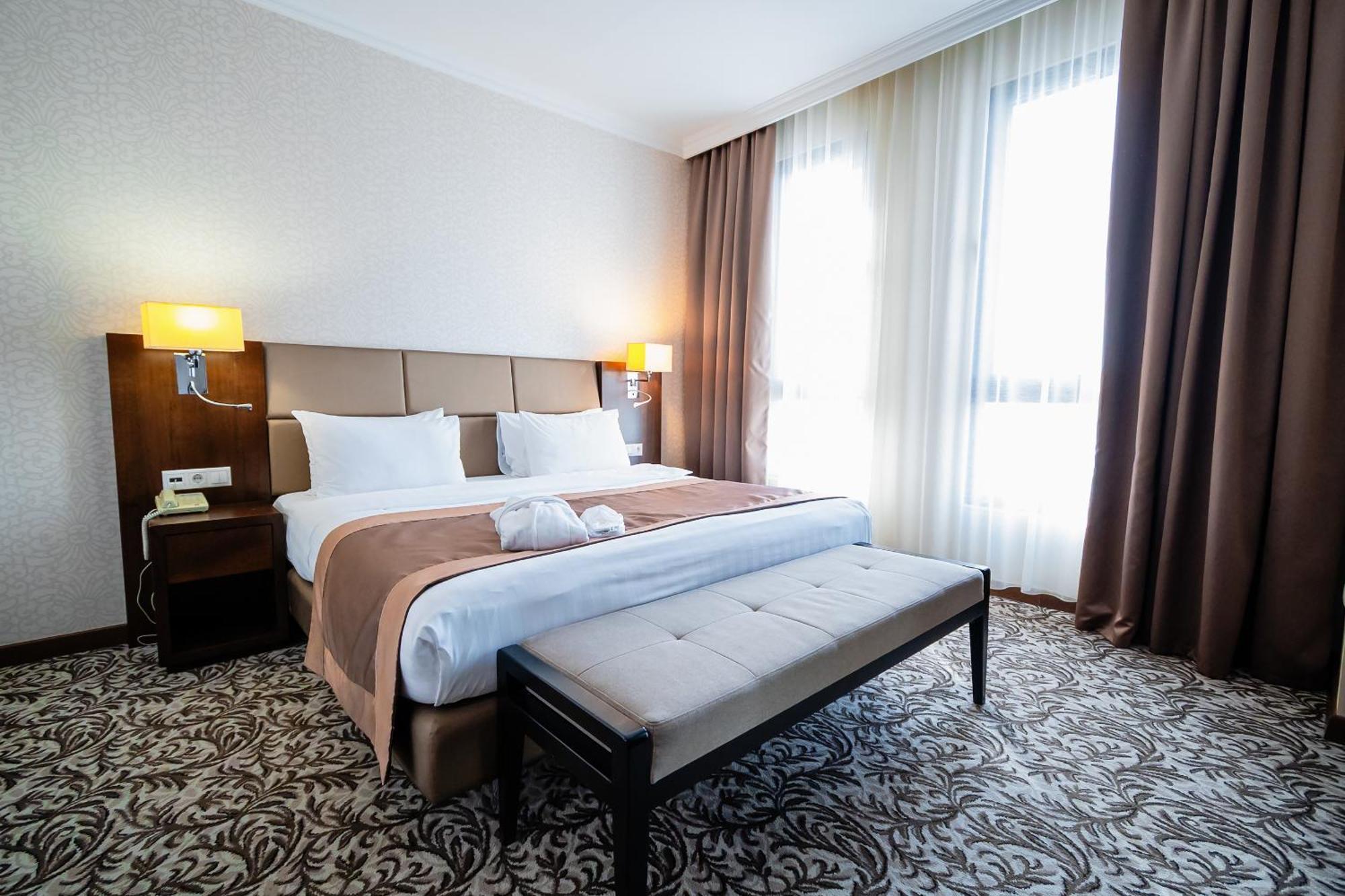 Holiday Inn Aktau, an IHG Hotel Aktau  Bagian luar foto
