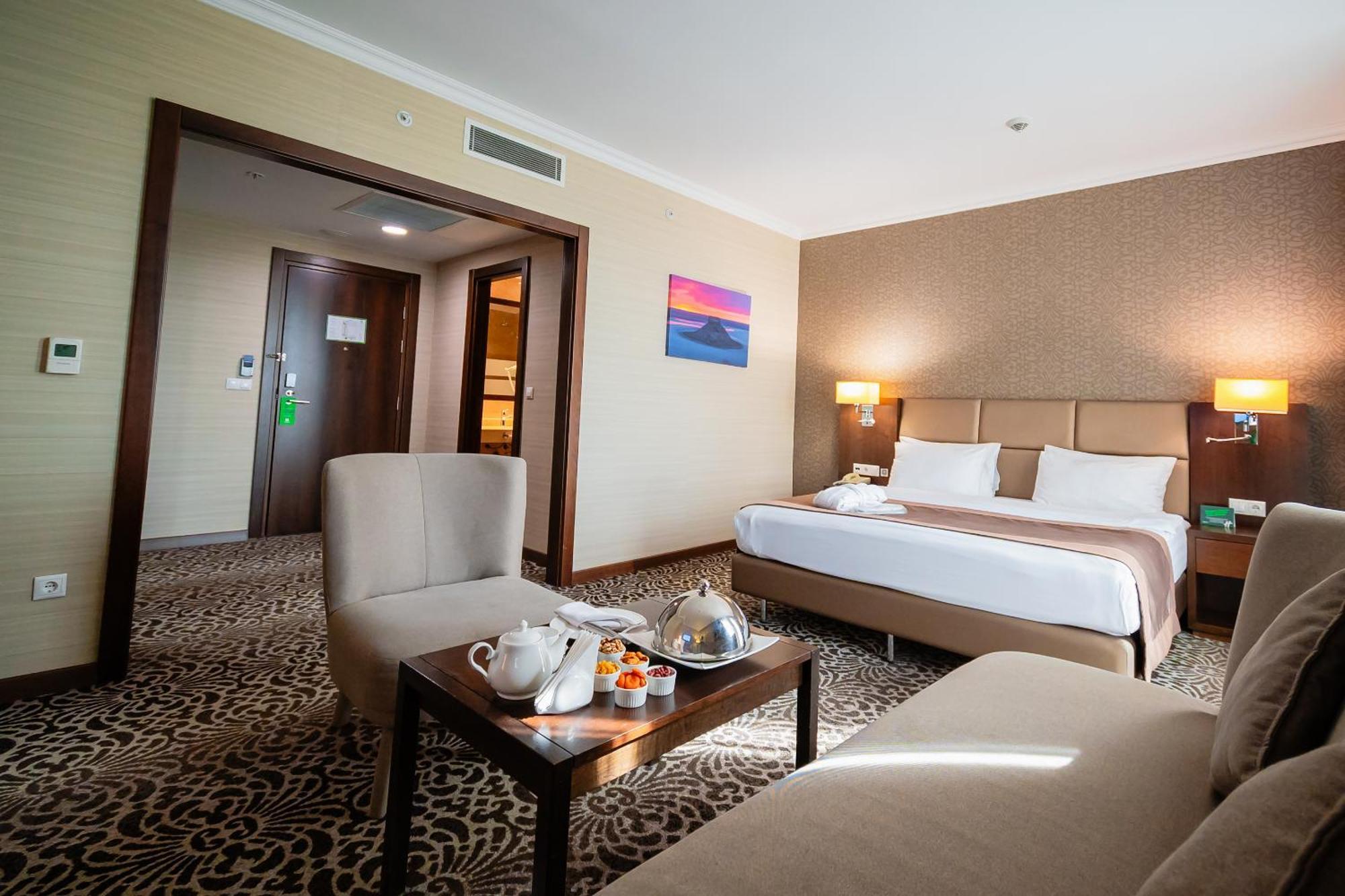 Holiday Inn Aktau, an IHG Hotel Aktau  Bagian luar foto
